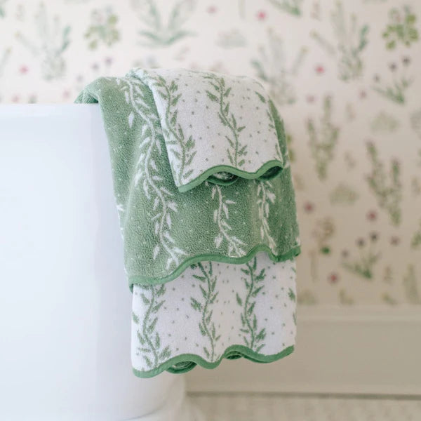 PATTERNED SCALLOP BATH TOWEL